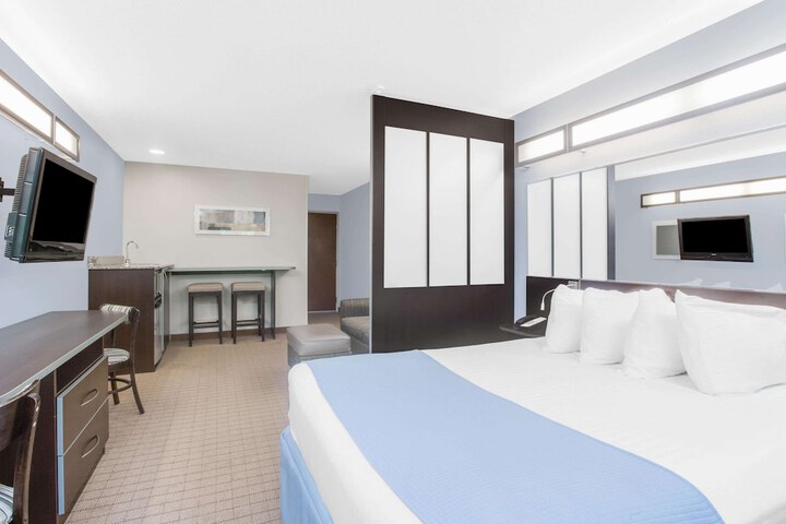 1 Queen Bed (4 of 10)