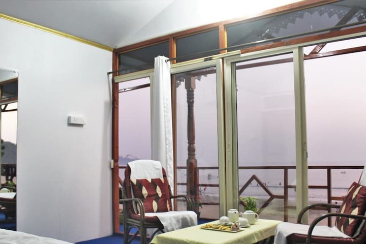 Room 6 of 9