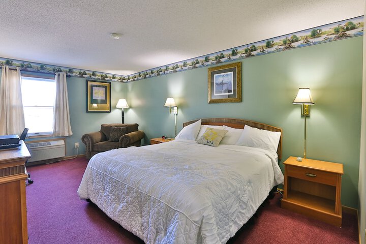 Deluxe King Bed (6 of 8)