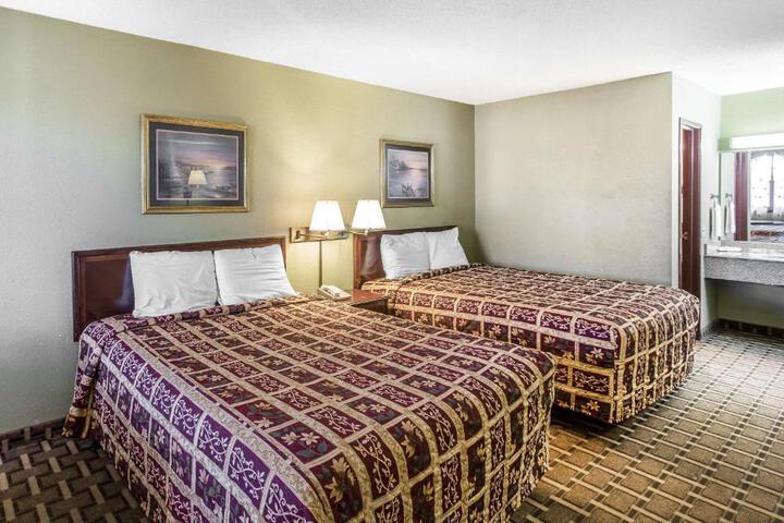 2 Queen Beds (6 of 7)