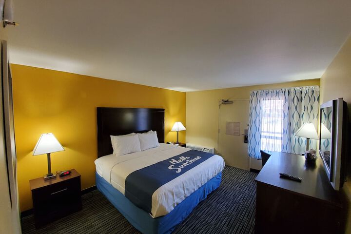 1 King Bed (10 of 14)