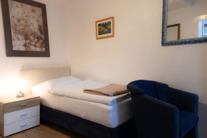 Room 5 of 18