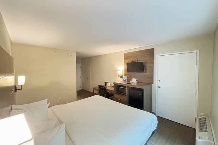 1 King Bed Deluxe Accessible Room Roll in Shower with Grab Bars (2 of 17)