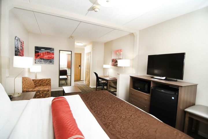 Accessible Suite King Bed Accessible Bathtub Microwave and Refrigerator WiFi Non S (31 of 39)
