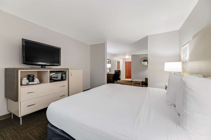 1 King Bed High Speed Internet Accessible Microwave, Refrigerator Full Breakfast (2 of 30)