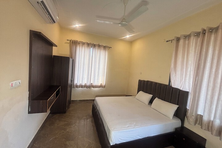 Room 3 of 73