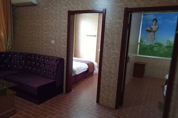 Room 10 of 14