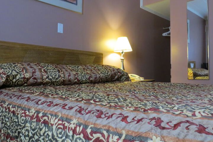 1 Queen Bed (1 of 6)