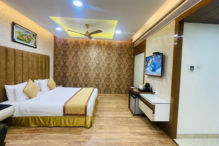 Room 33 of 77