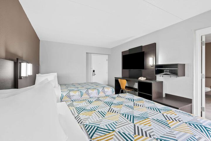 Room 6 of 28