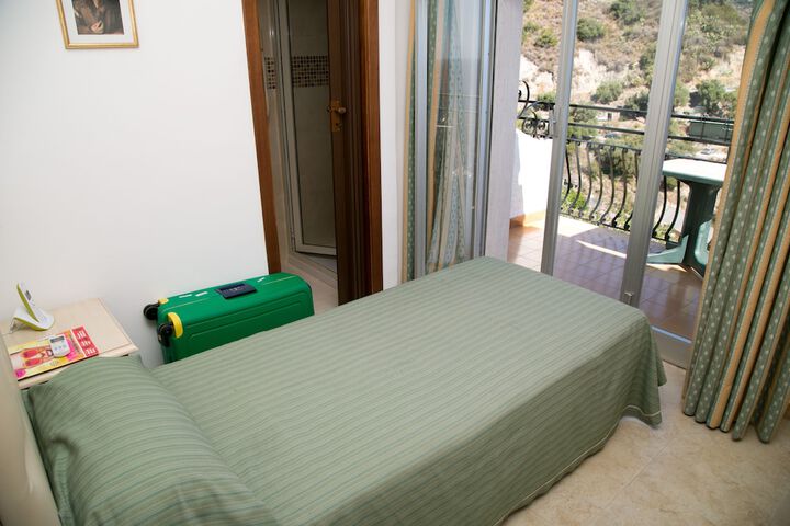 Room 9 of 31
