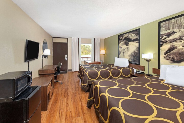 2 Queen Beds (7 of 8)