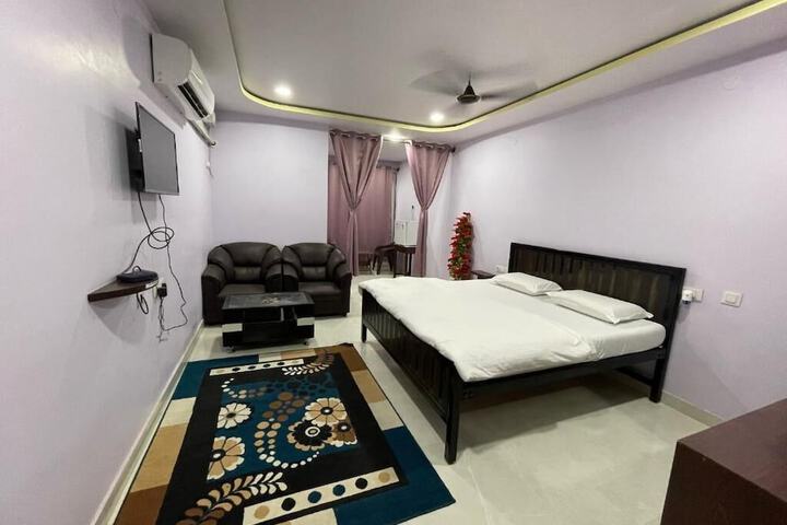 Room 4 of 12