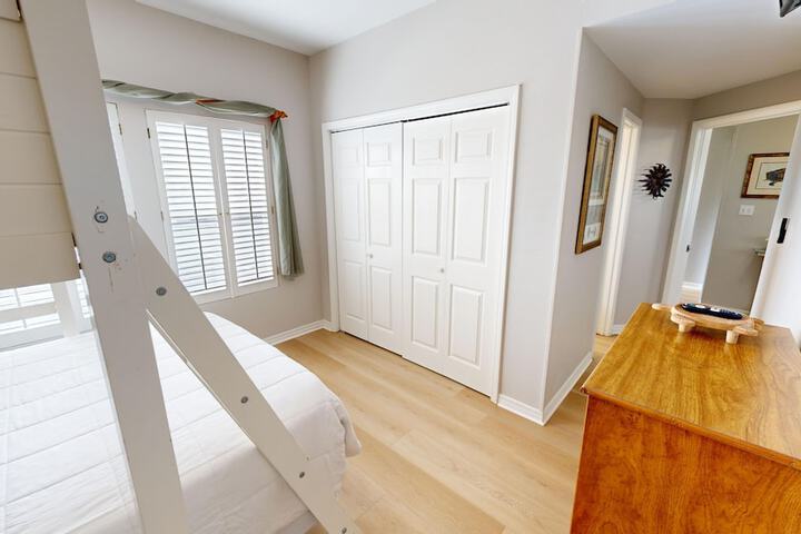 Room 4 of 82