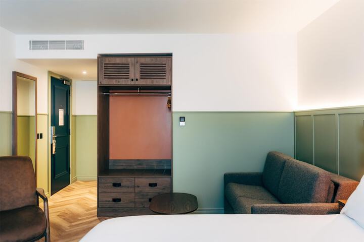 Room 34 of 53