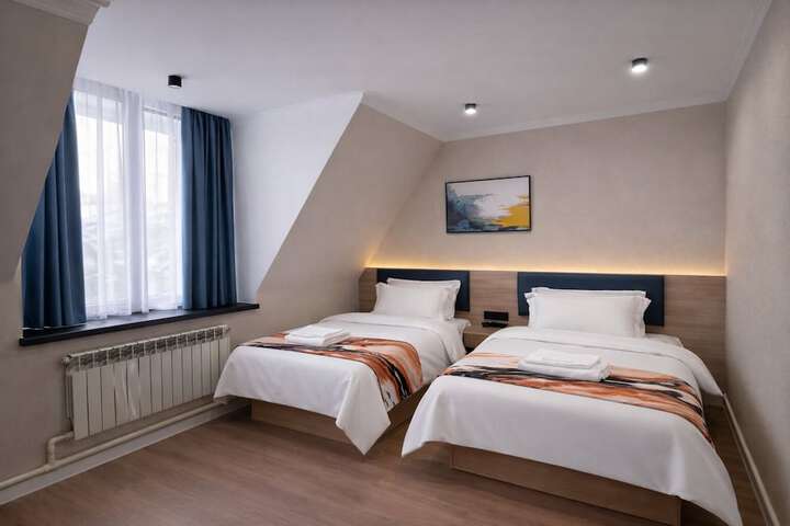 Room 10 of 33