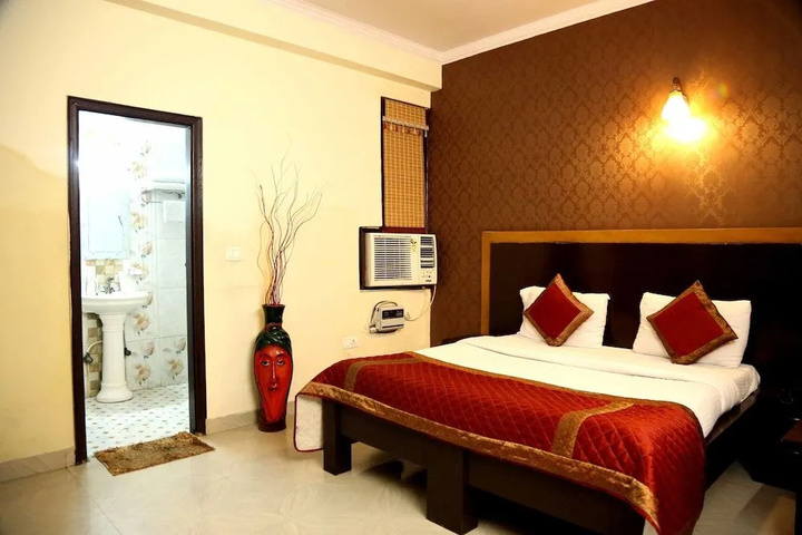 Room 2 of 10