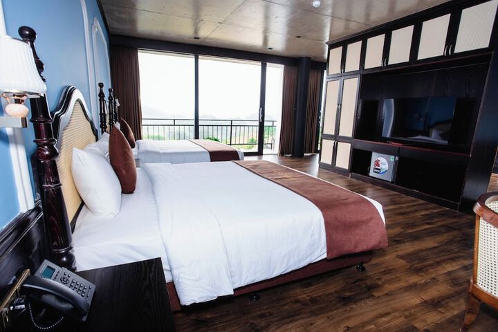 Room 44 of 190