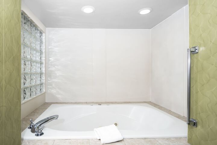 Deep soaking bathtub
