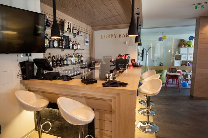 Lounge 52 of 61