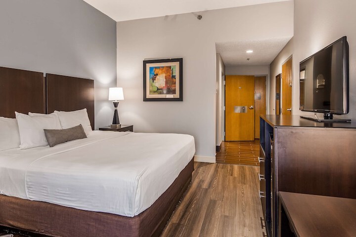 2 Queen Beds Pillowtop Bed High Speed Internet Accessible Refrigerator, Coffee Maker Iron and Ironing Board Full Breakfast (5 of 10)