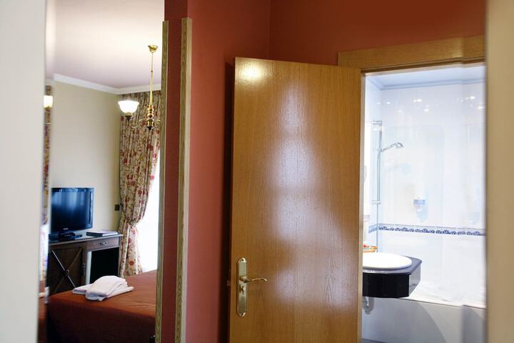 Room 10 of 34