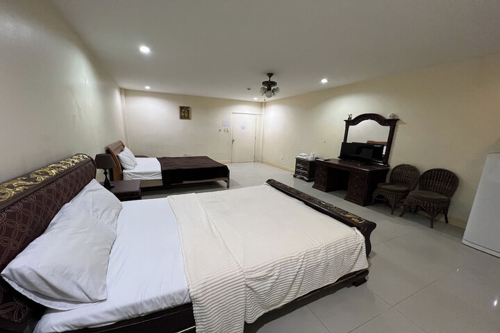 Room 11 of 28