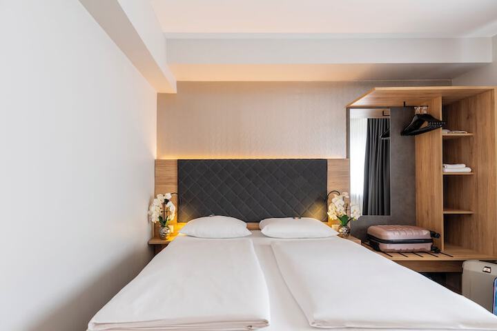 Room 25 of 61