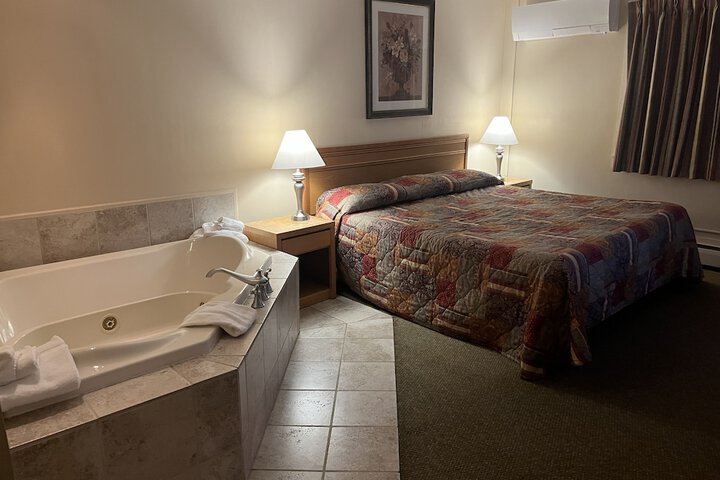 1 Bedroom Romantic Queen Bed Jetted Tub (4 of 6)