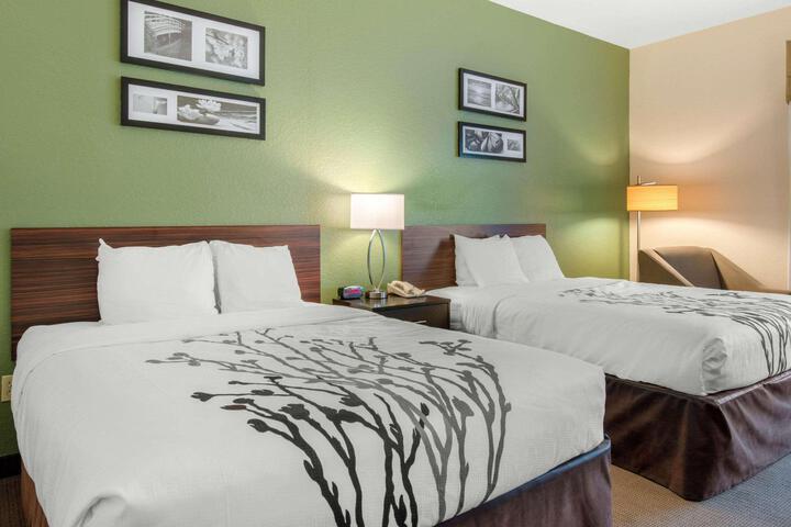 2 Queen Beds (10 of 12)