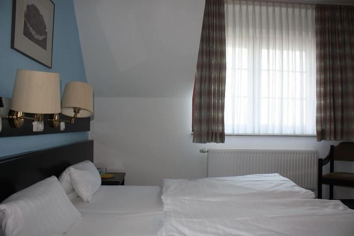Room 4 of 27