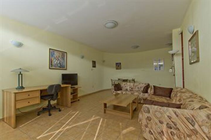 Room 16 of 27