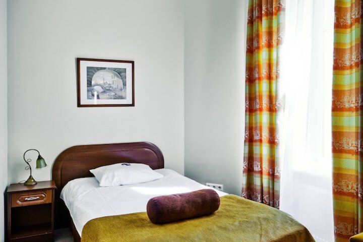 Room 8 of 34