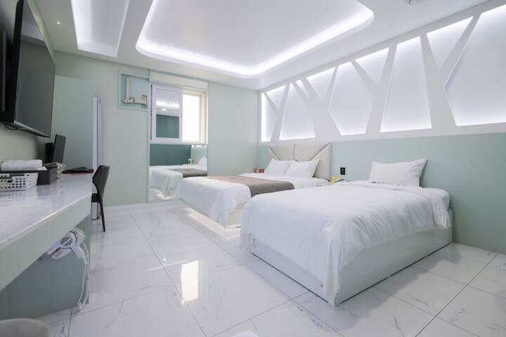 Room 33 of 69