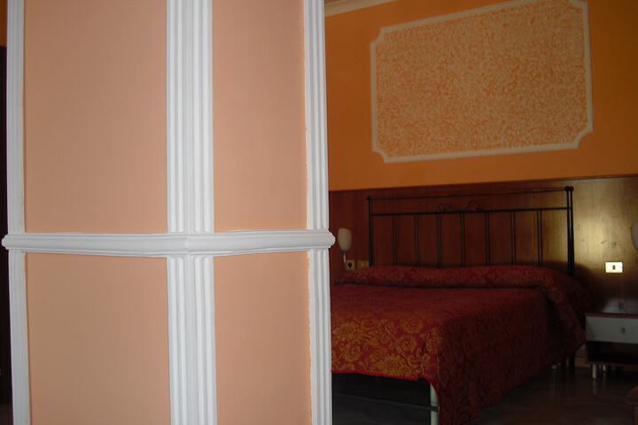 Room 5 of 10