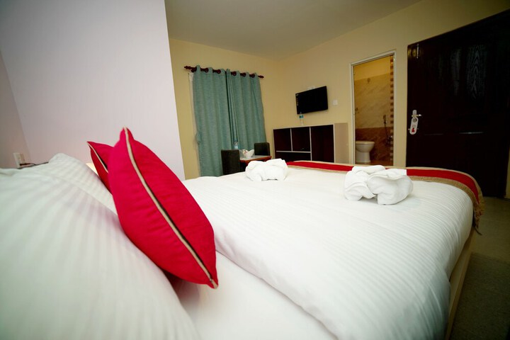 Room 8 of 12