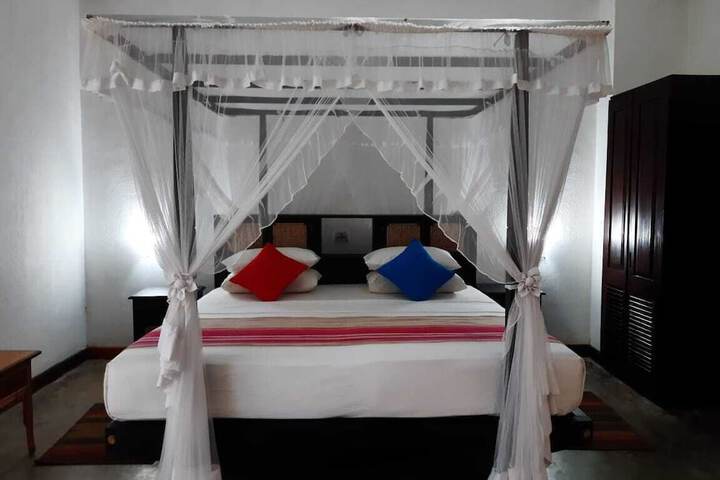 Room 5 of 9