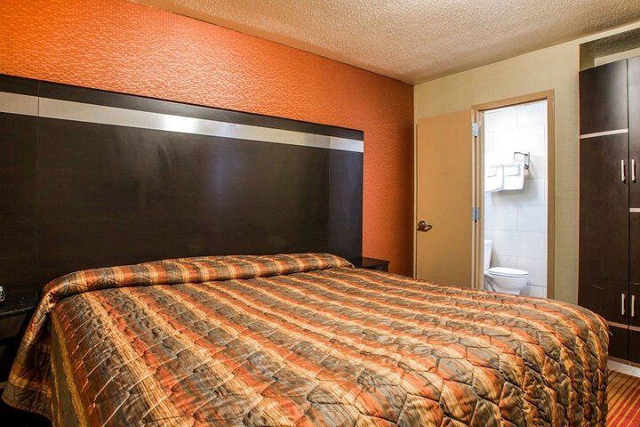 1 King Bed (9 of 9)