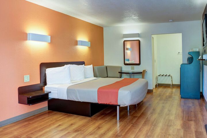 Room 7 of 33
