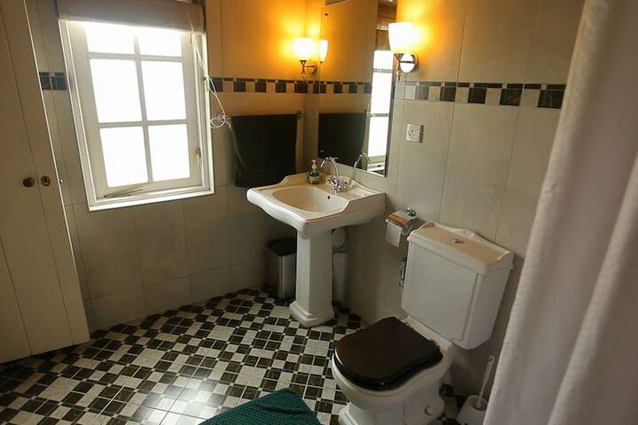 Room 10 of 32