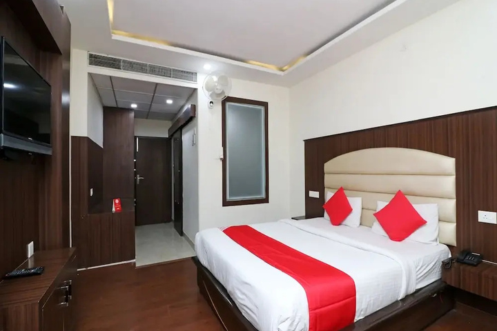 Room 7 of 16