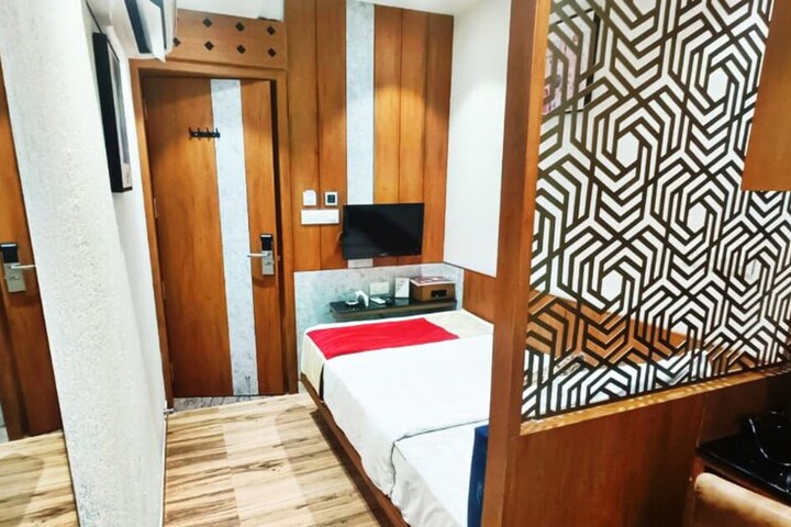 Room 8 of 38