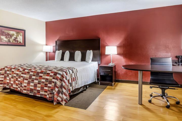 Deluxe King Bed (8 of 11)