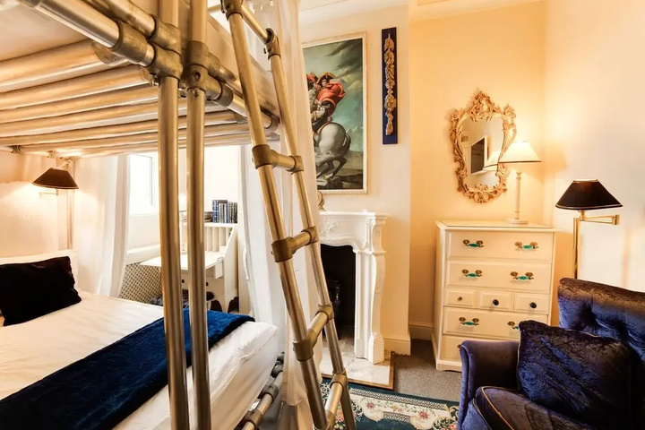 Room 7 of 15