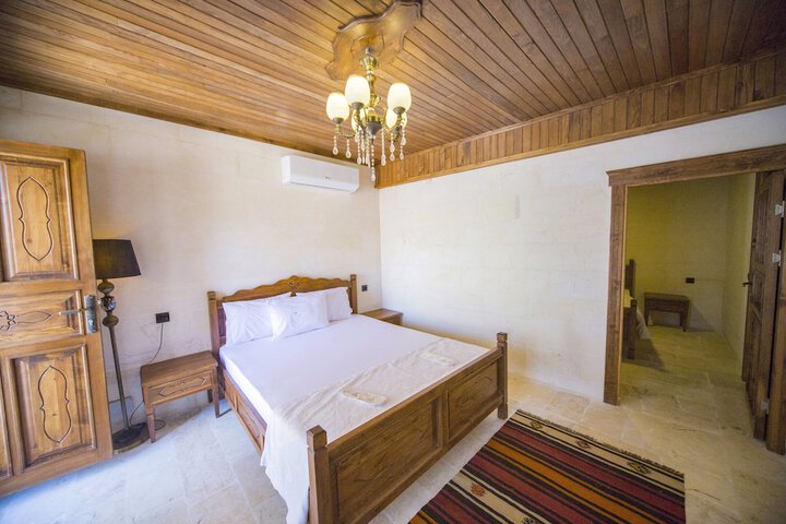 Room 8 of 82