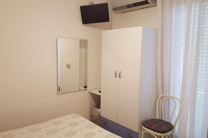 Room 8 of 25