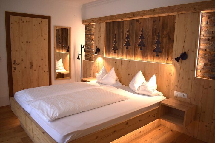 Room 5 of 99