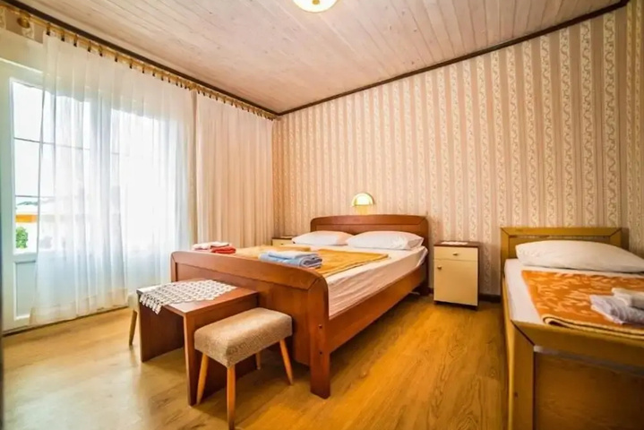 Room 5 of 16