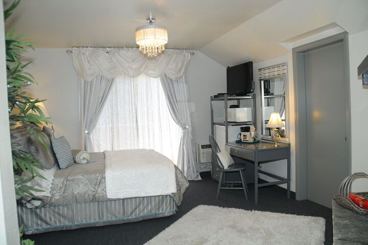 Deluxe Queen Bed (37 of 49)