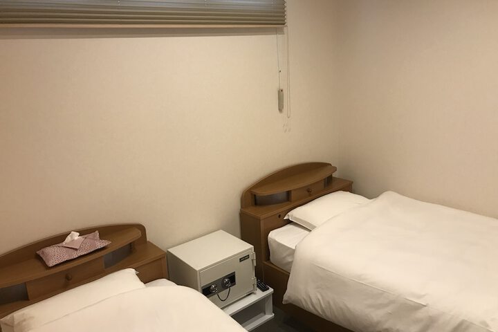Room 13 of 37